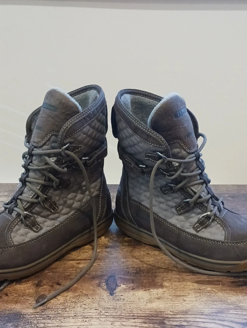 LL BEAN WOMENS TEK 2.5 WINTER BOOTS SIZE 7 M . 200 GRAM
